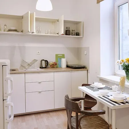 Quiet Studio In City Center Apartment *