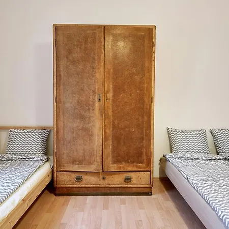 Quiet Studio In City Center Apartment *