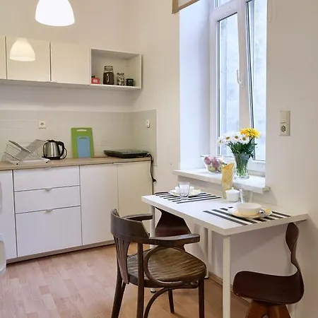 Quiet Studio In City Center Apartment